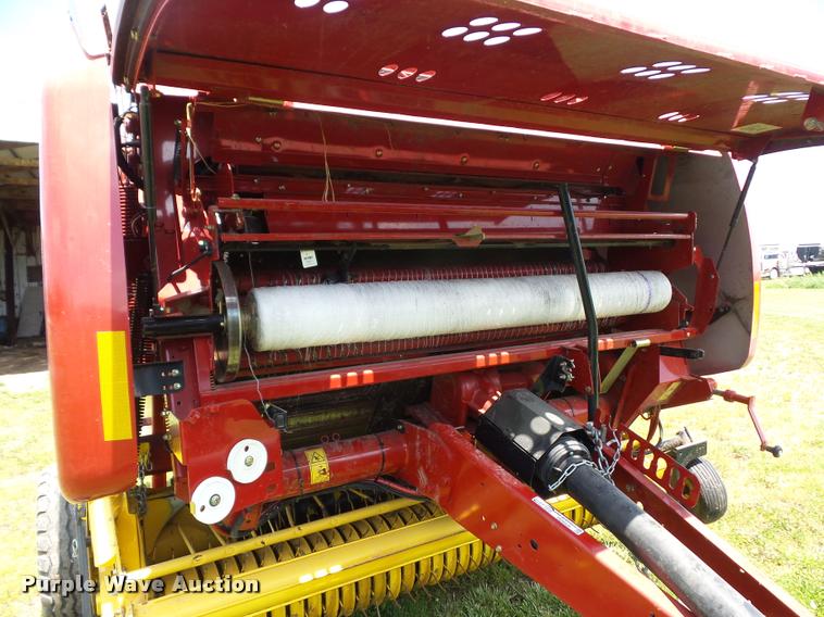 image for item DD9439 2014 New Holland Rollbelt 560 specialty crop baler
