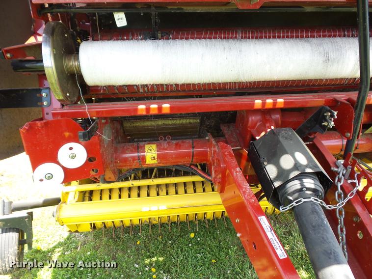 image for item DD9439 2014 New Holland Rollbelt 560 specialty crop baler