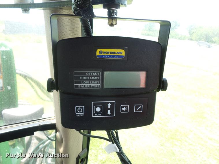 image for item DD9439 2014 New Holland Rollbelt 560 specialty crop baler