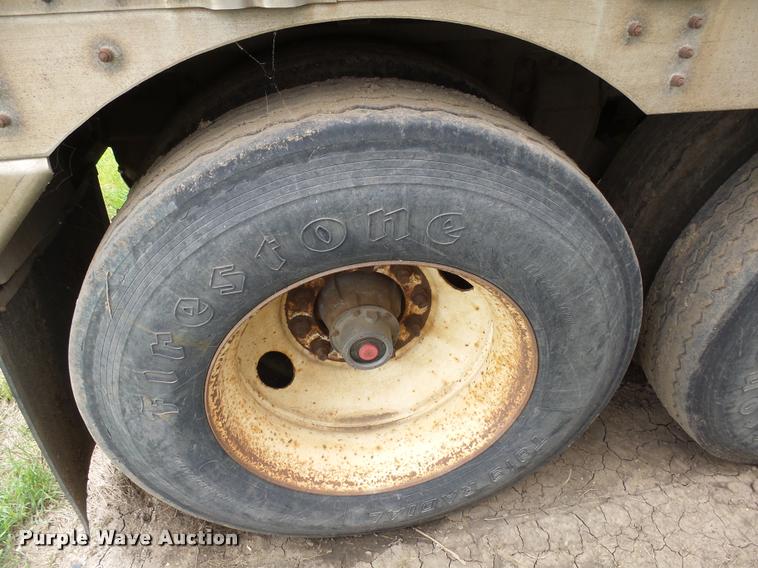 image for item DH9624 1992 Wilson POT48 livestock trailer