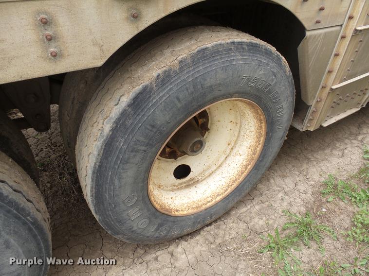 image for item DH9624 1992 Wilson POT48 livestock trailer