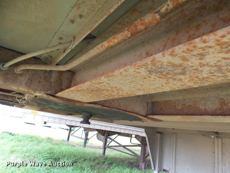 image for item DH9624 1992 Wilson POT48 livestock trailer