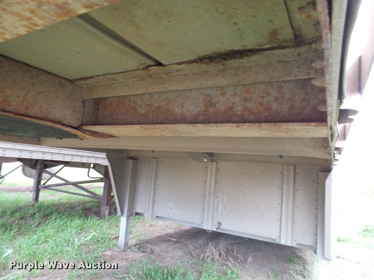 image for item DH9624 1992 Wilson POT48 livestock trailer