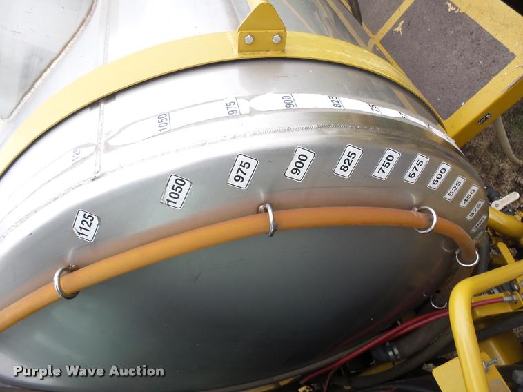 image for item DH9637 2001 Ag-Chem RoGator 1254 self-propelled applicator