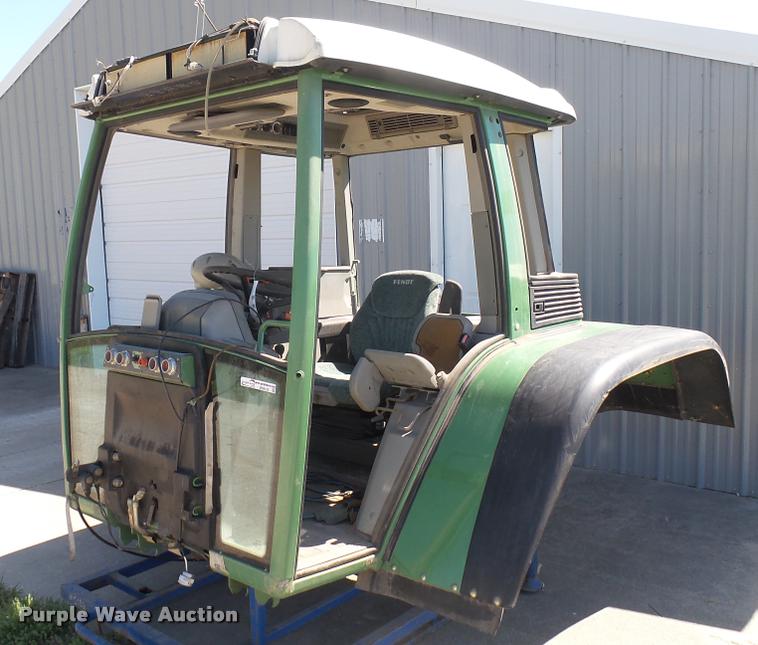 image for item DQ9133 Fendt tractor cab
