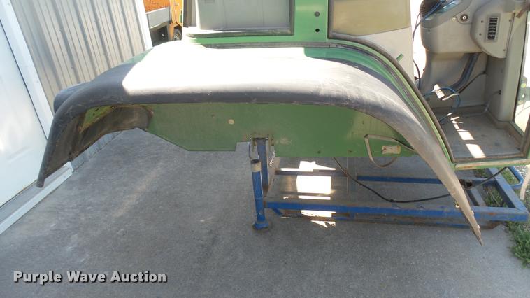 image for item DQ9133 Fendt tractor cab