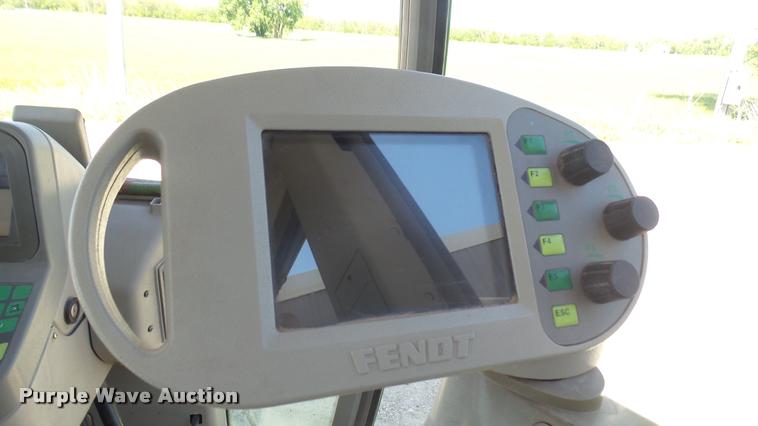 image for item DQ9133 Fendt tractor cab