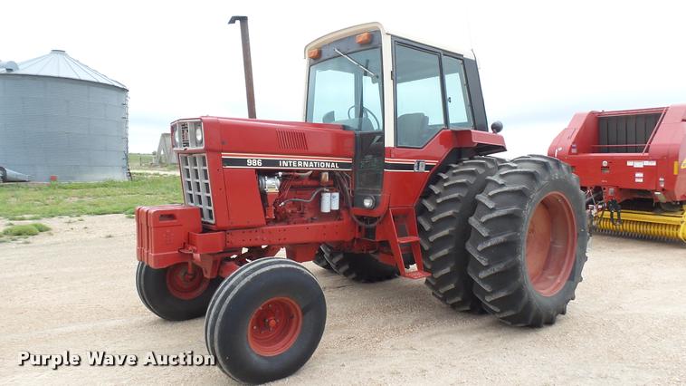 image for item DQ9195 1976 International 986 tractor