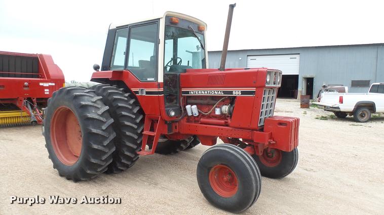 image for item DQ9195 1976 International 986 tractor