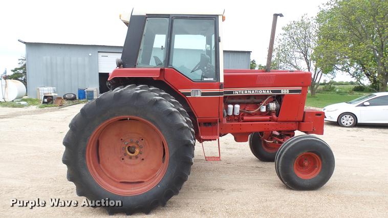 image for item DQ9195 1976 International 986 tractor