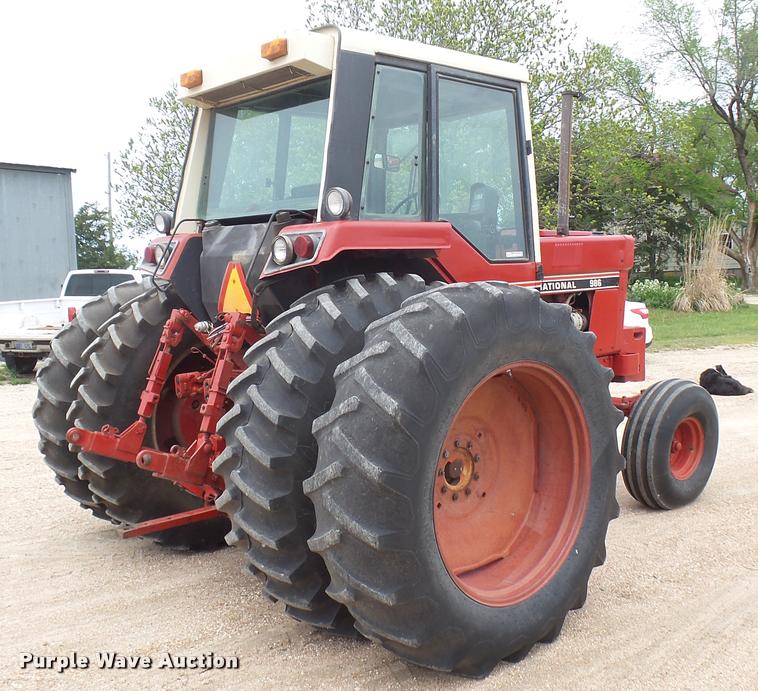 image for item DQ9195 1976 International 986 tractor