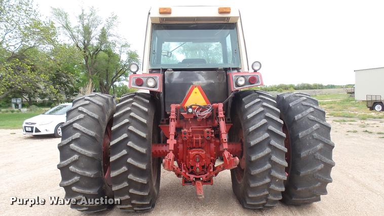 image for item DQ9195 1976 International 986 tractor