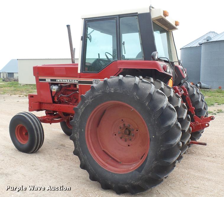 image for item DQ9195 1976 International 986 tractor