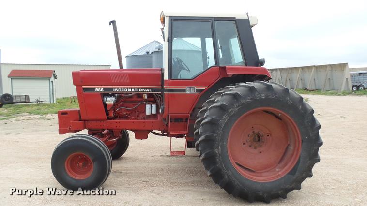 image for item DQ9195 1976 International 986 tractor