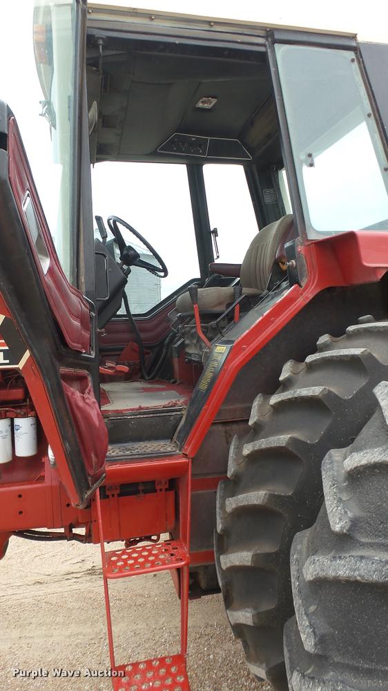 image for item DQ9195 1976 International 986 tractor