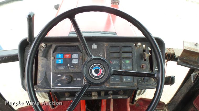 image for item DQ9195 1976 International 986 tractor