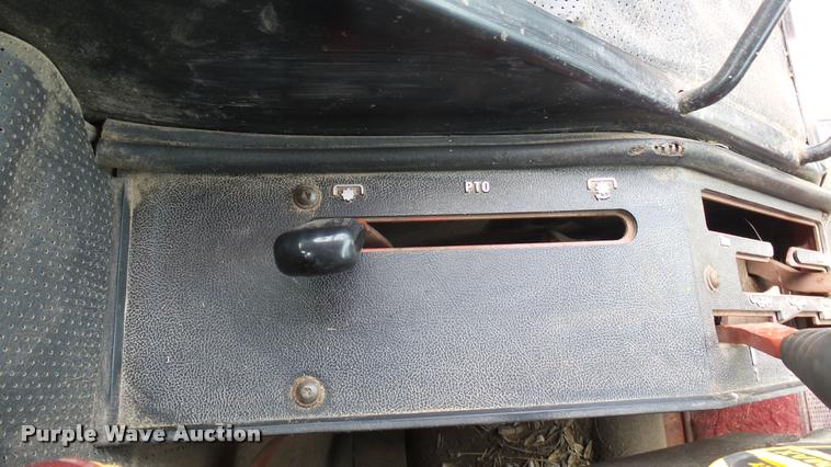 image for item DQ9195 1976 International 986 tractor