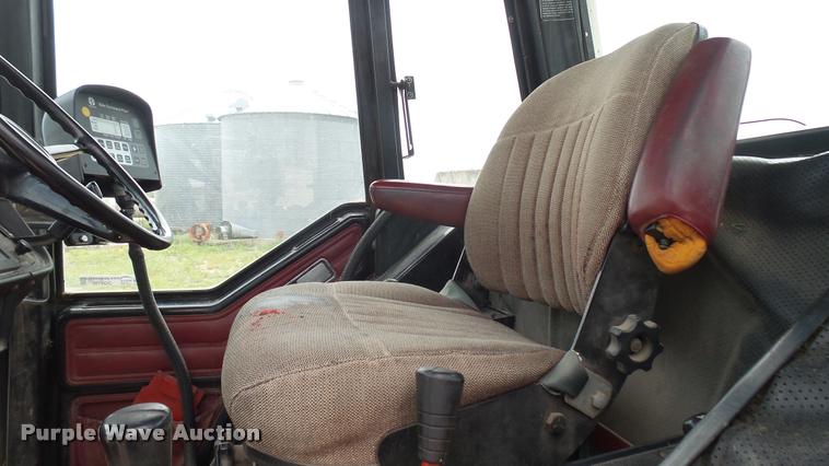 image for item DQ9195 1976 International 986 tractor