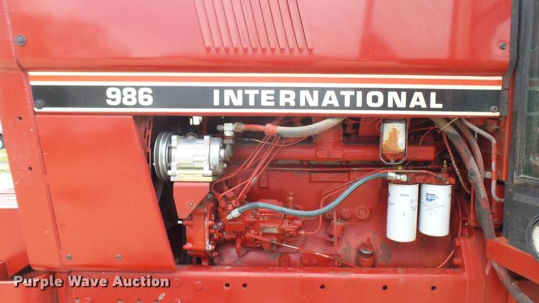 image for item DQ9195 1976 International 986 tractor