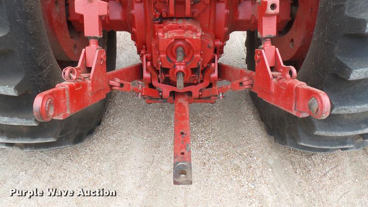 image for item DQ9195 1976 International 986 tractor