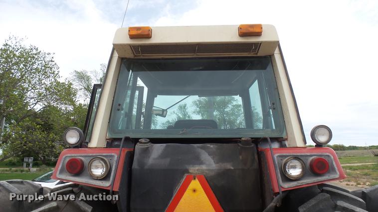 image for item DQ9195 1976 International 986 tractor