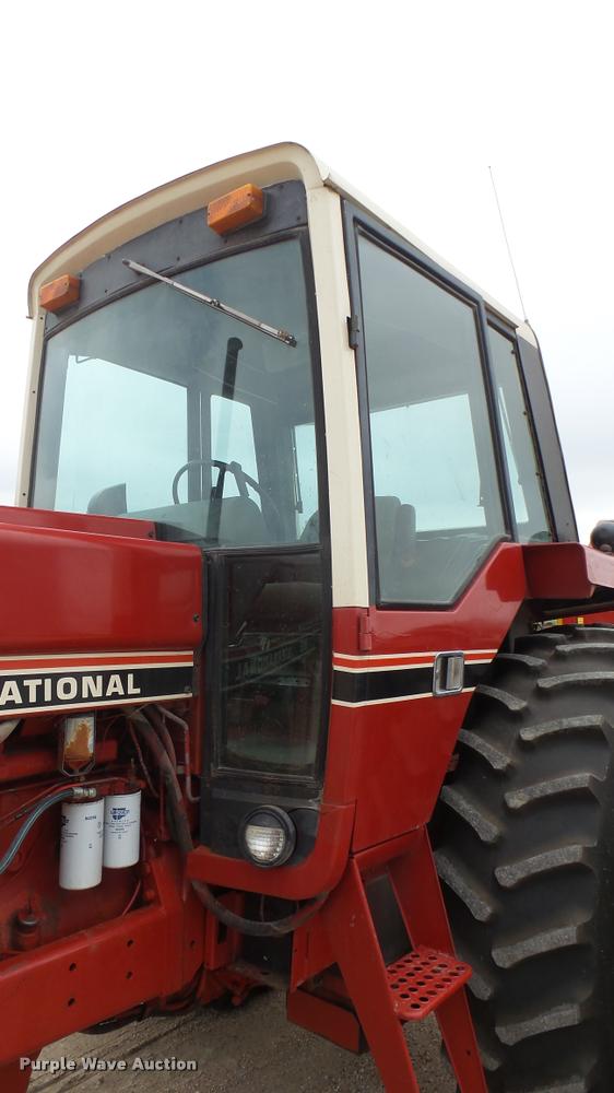 image for item DQ9195 1976 International 986 tractor