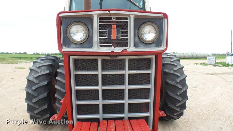 image for item DQ9195 1976 International 986 tractor