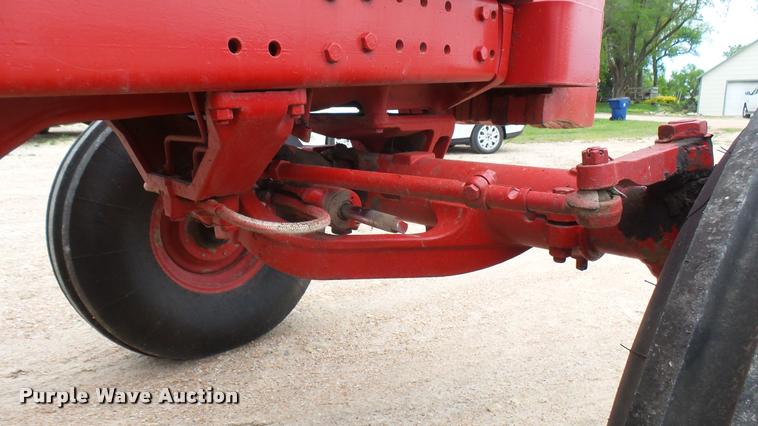 image for item DQ9195 1976 International 986 tractor