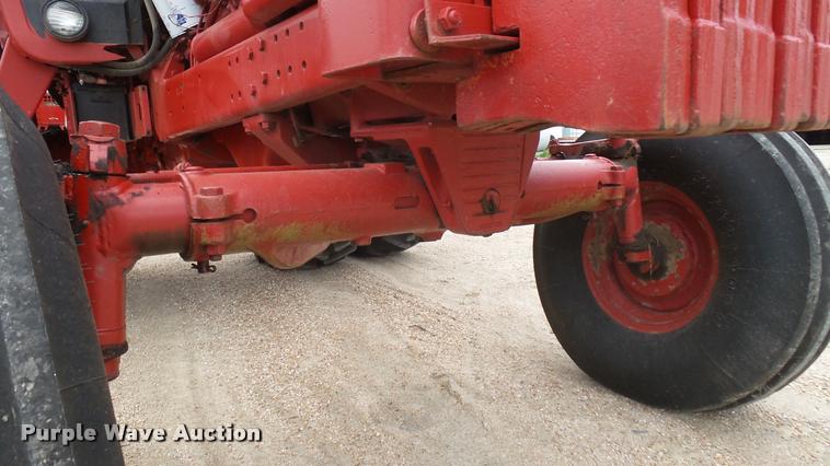 image for item DQ9195 1976 International 986 tractor