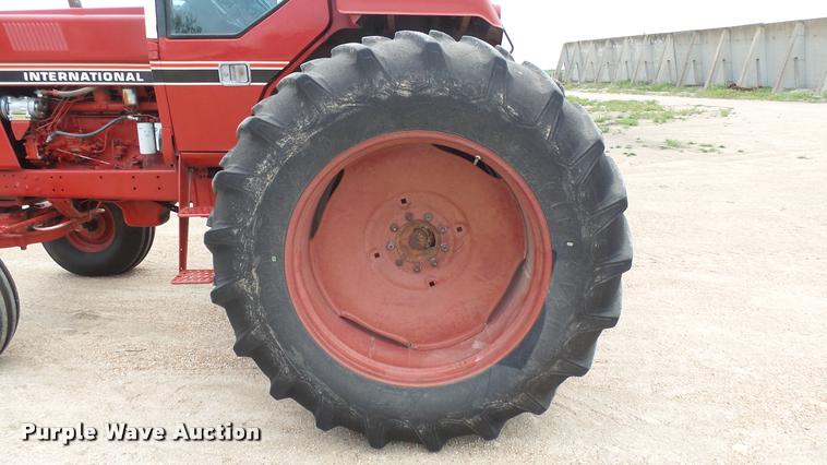 image for item DQ9195 1976 International 986 tractor