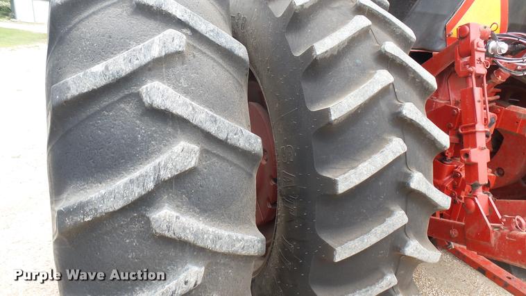 image for item DQ9195 1976 International 986 tractor