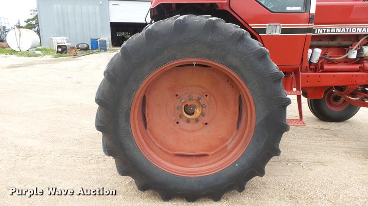 image for item DQ9195 1976 International 986 tractor