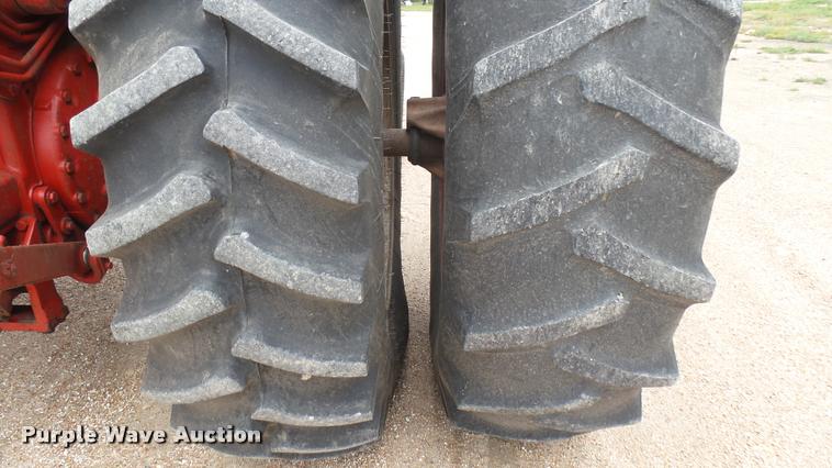 image for item DQ9195 1976 International 986 tractor