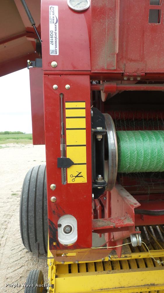 image for item DQ9197 2013 New Holland BR7090 round baler