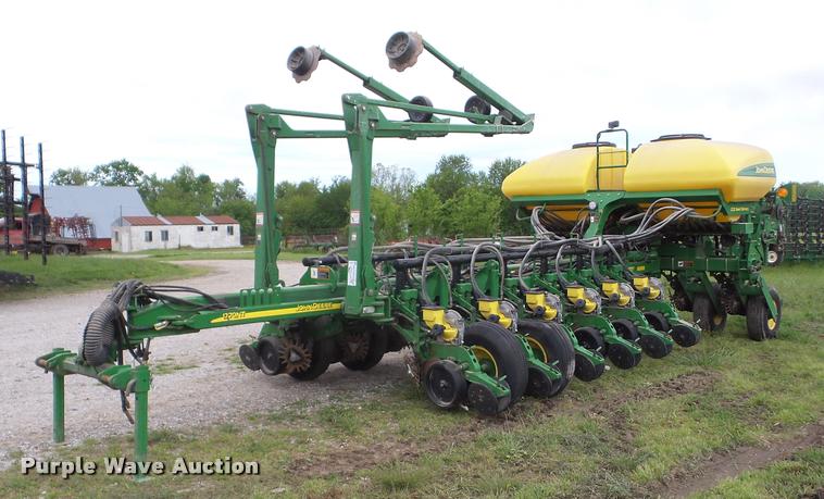 image for item J8621 2006 John Deere 1770NT planter