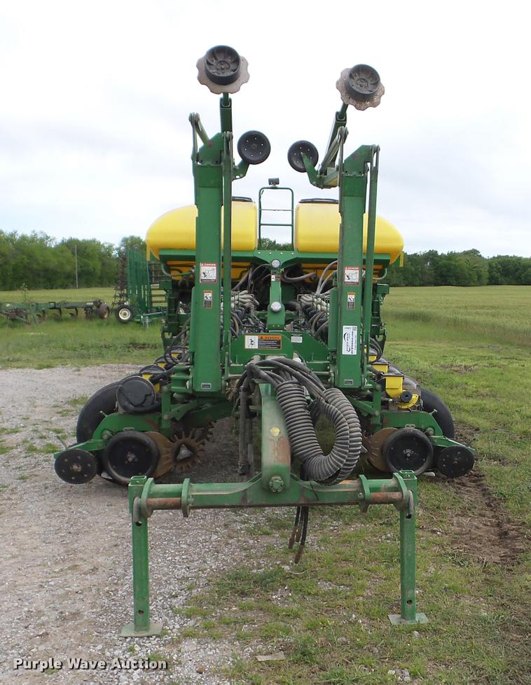 image for item J8621 2006 John Deere 1770NT planter