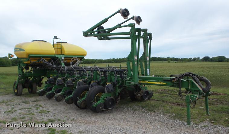 image for item J8621 2006 John Deere 1770NT planter