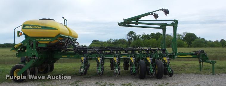 image for item J8621 2006 John Deere 1770NT planter