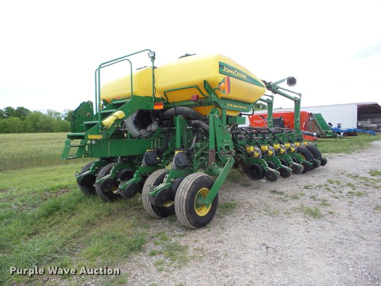 image for item J8621 2006 John Deere 1770NT planter
