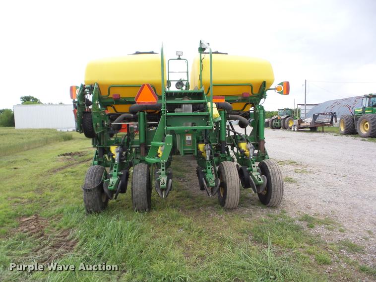 image for item J8621 2006 John Deere 1770NT planter