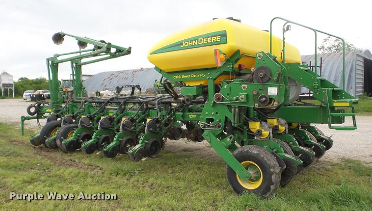image for item J8621 2006 John Deere 1770NT planter
