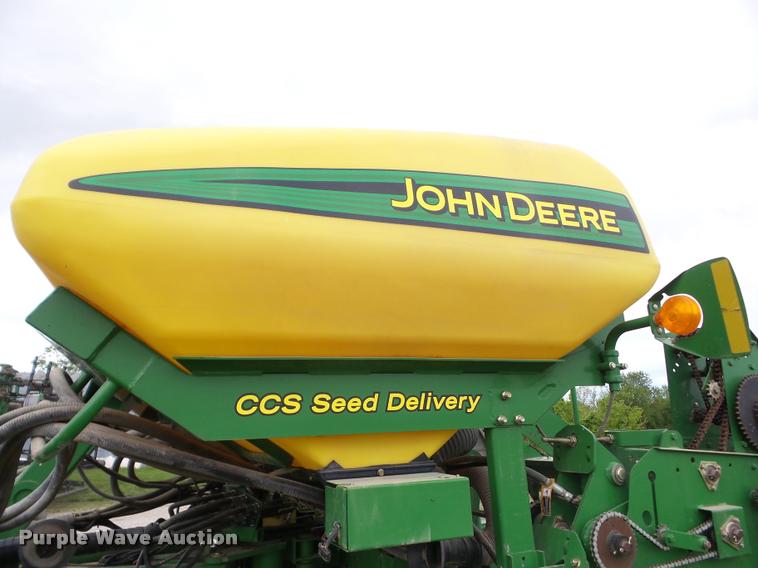 image for item J8621 2006 John Deere 1770NT planter