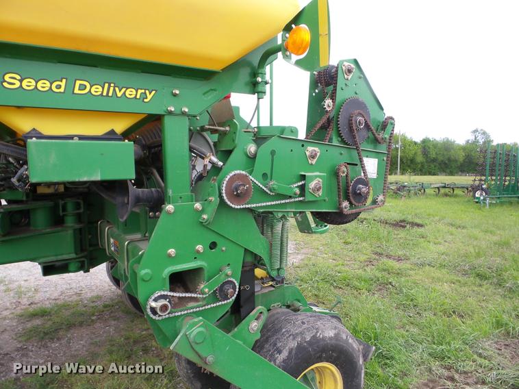 image for item J8621 2006 John Deere 1770NT planter
