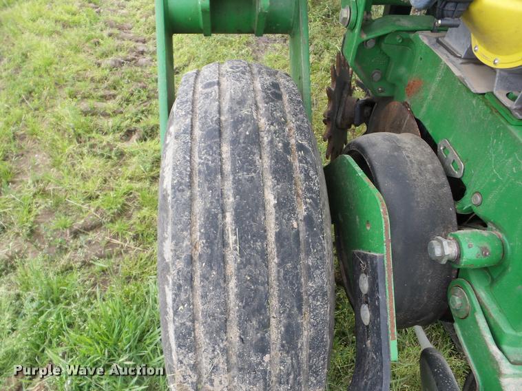image for item J8621 2006 John Deere 1770NT planter