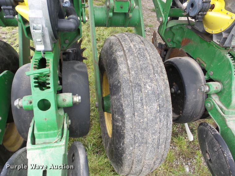 image for item J8621 2006 John Deere 1770NT planter