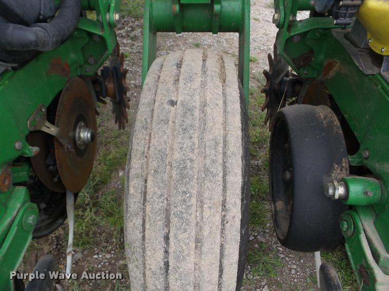 image for item J8621 2006 John Deere 1770NT planter