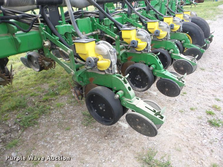 image for item J8621 2006 John Deere 1770NT planter