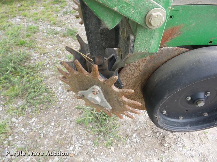 image for item J8621 2006 John Deere 1770NT planter