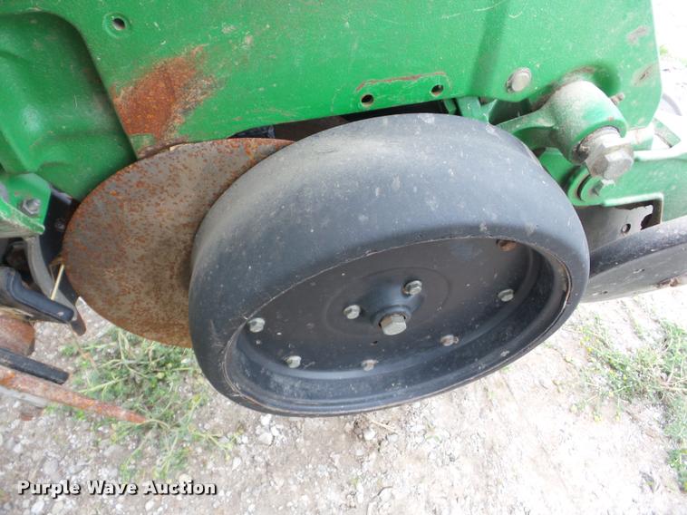 image for item J8621 2006 John Deere 1770NT planter