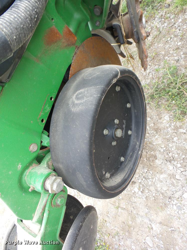 image for item J8621 2006 John Deere 1770NT planter